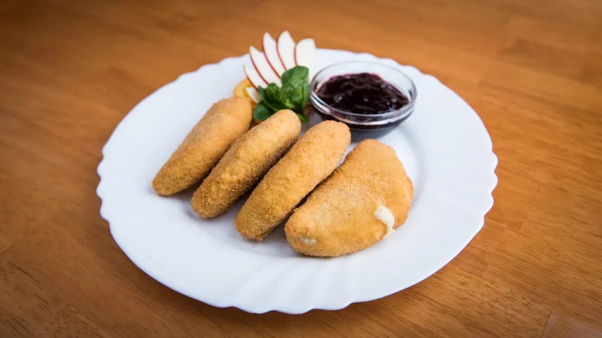 Rántott camembert sajt áfonyalekvárral