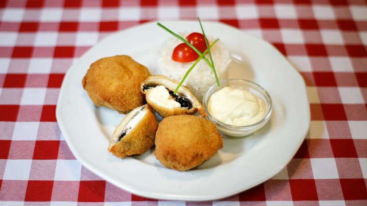 Juhtúróval töltött rántott gombafejek tartármártással