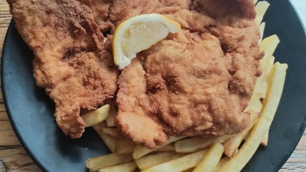 Nagy rántott csirkemell sült krumplival