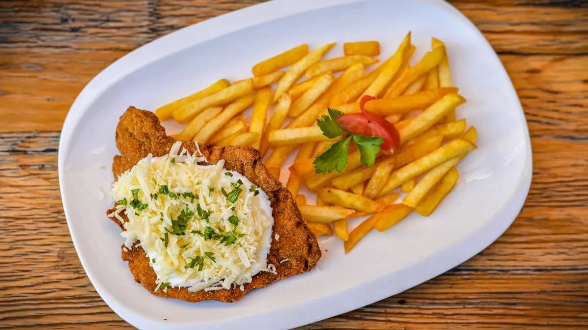 Rántott csirkemell tejföllel sajttal szórva,sült krumplival