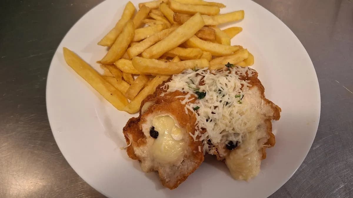 Rántott csirkemell camembertel szilvával töltve sült krumplival