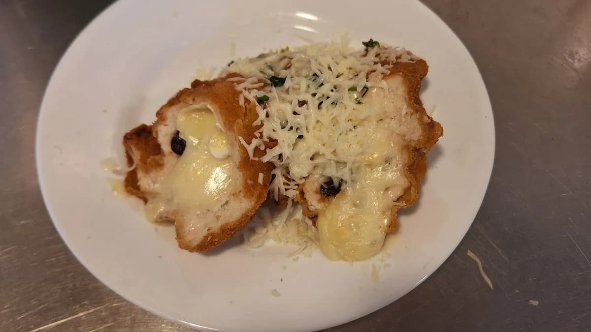 Rántott csirkemell szilvával és camembert sajtal töltve