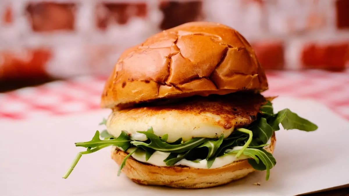 Grillsajtos hamburger