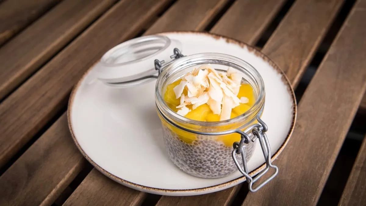 Kókusztejes bogyós gyümölcsös chiapuding pirított kókusszal