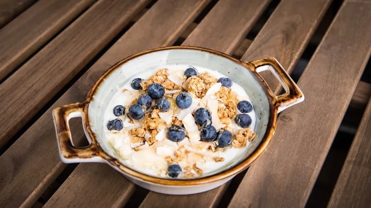 Joghurt granolával és mézzel