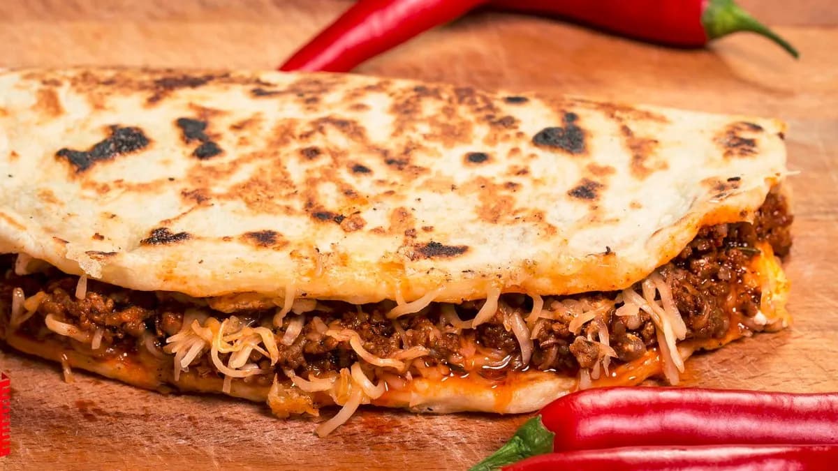 Chilis marharagus lepény salátával