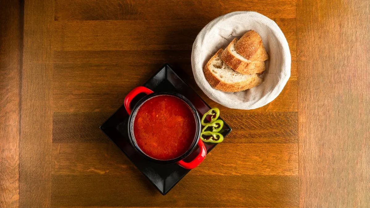 Gulyásleves, kovászos kenyérrel