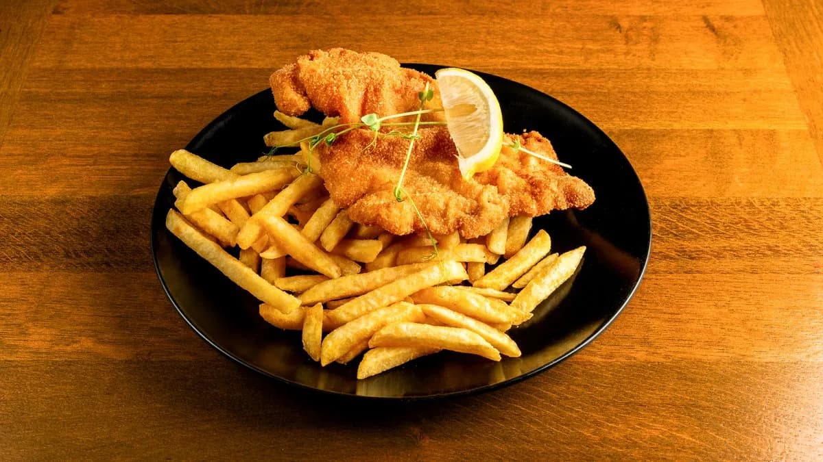 Rántott sertésszelet, hasábbal