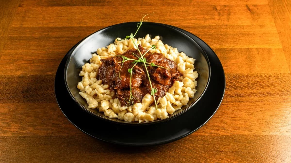 Vörösboros marhapörkölt, vajas galuskával