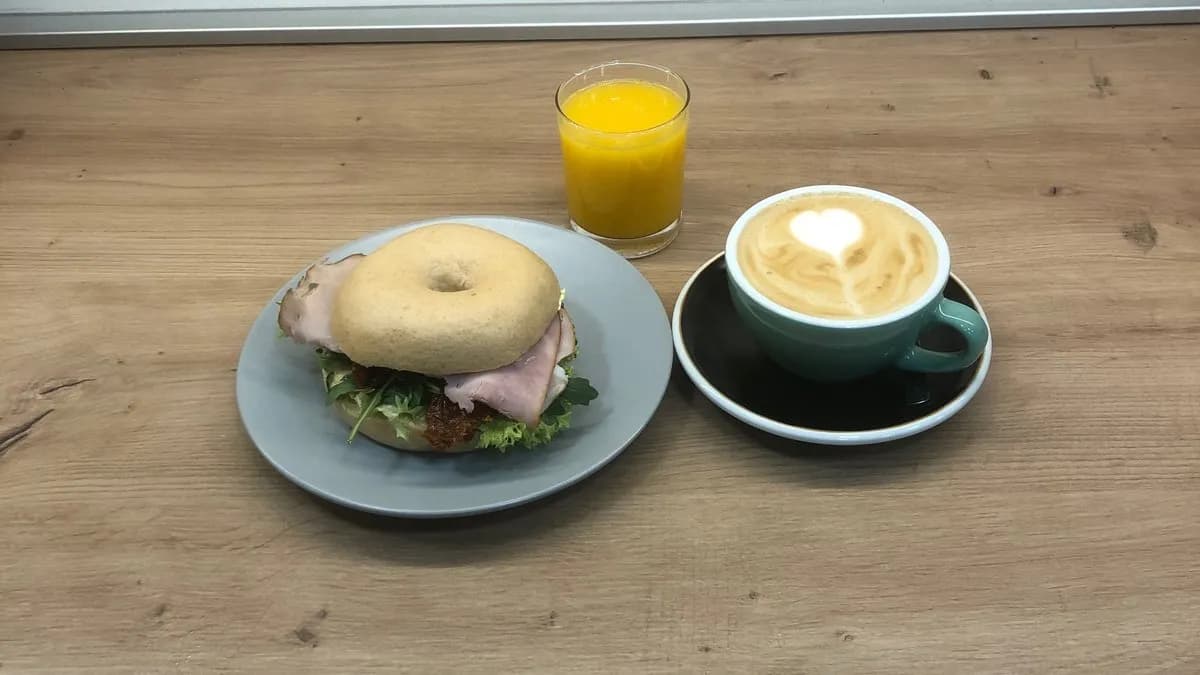 Extra prágai sonkás szendvics menü