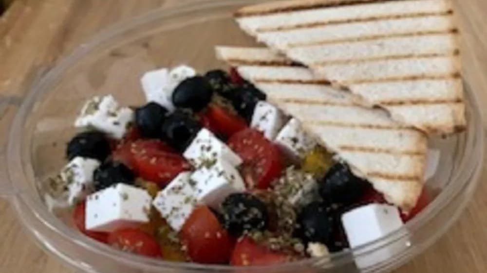 Görög saláta toast kenyérrel