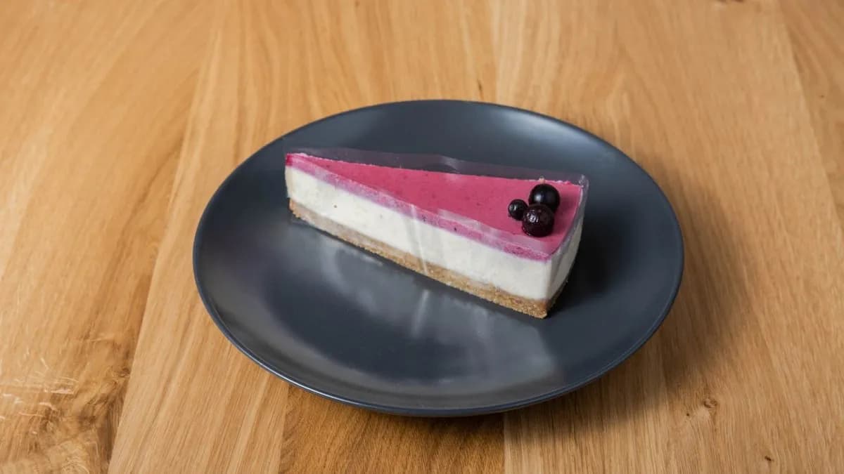 Vegán erdeigyümölcsös sajttorta