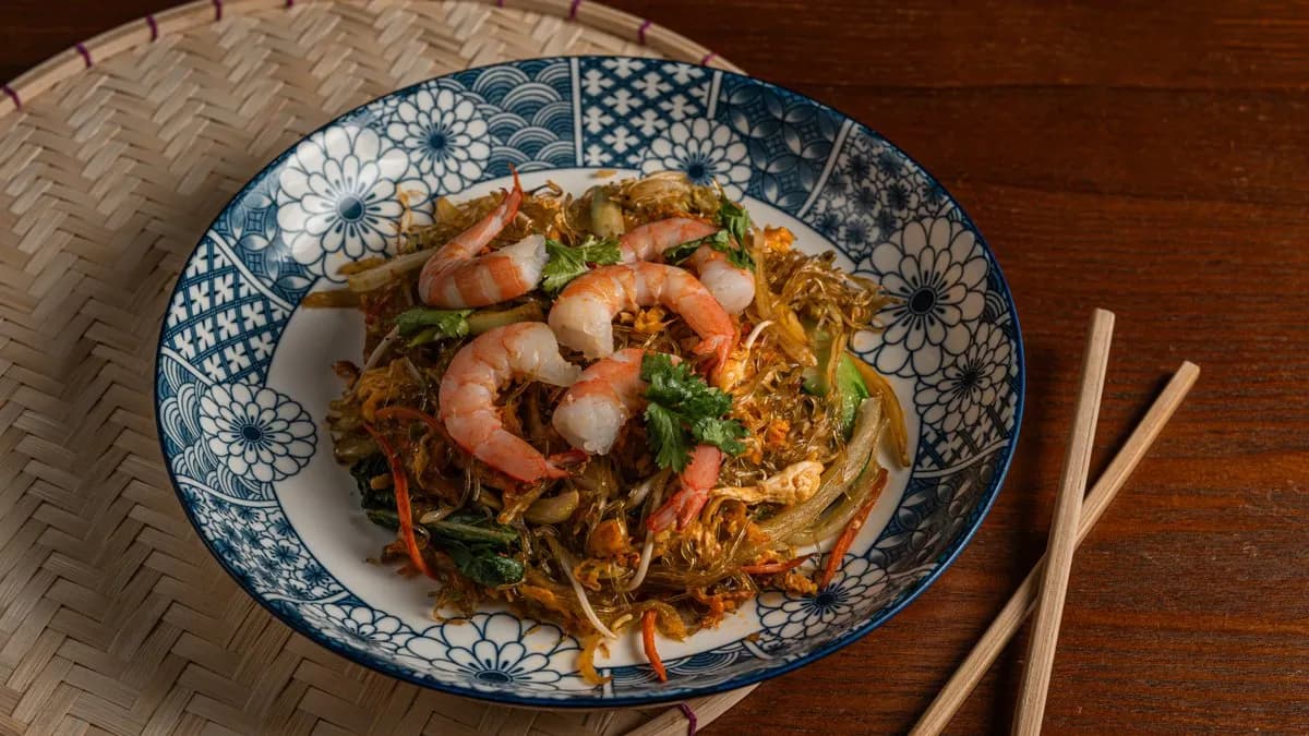 Wokban sült üvegtészta garnélarákkal - C10