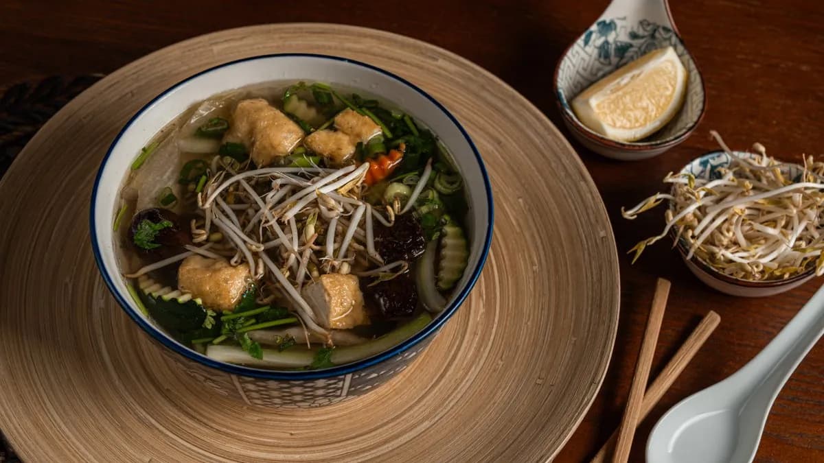 Nagy Pho leves zöldséggel és tofuval - B6