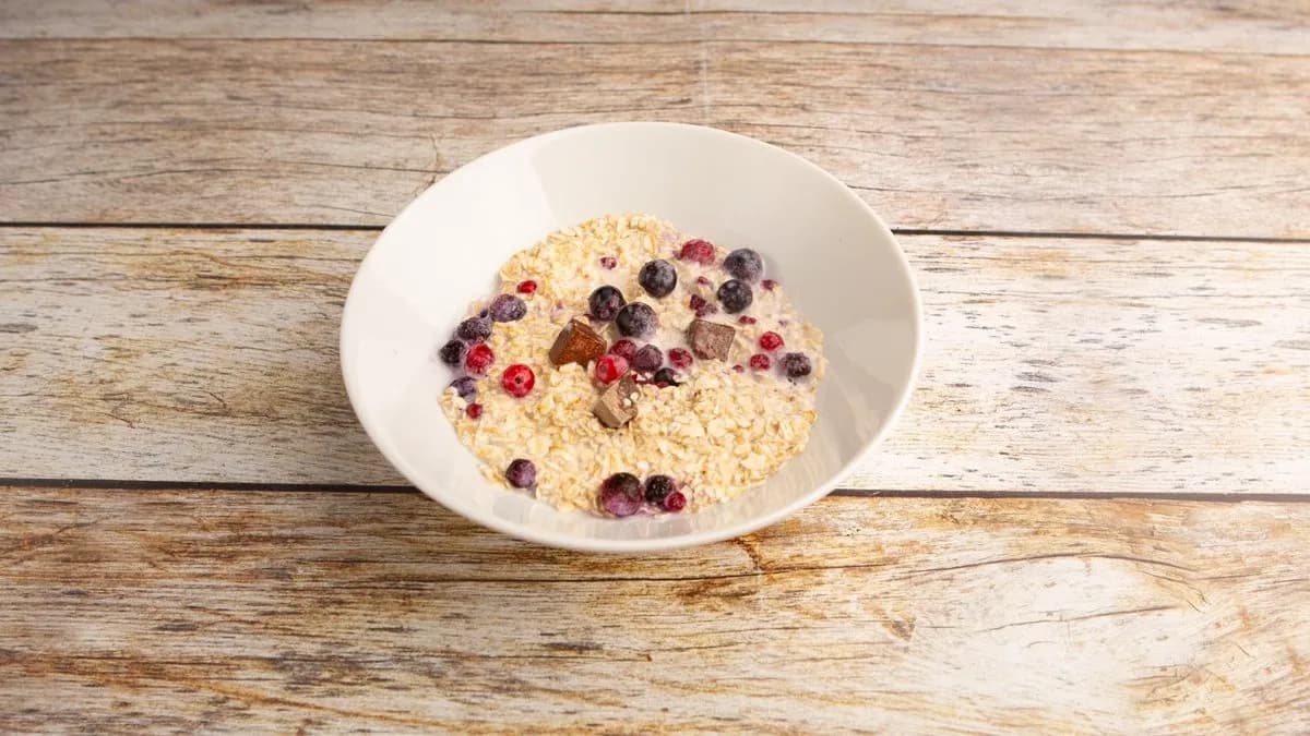 Zabkása étcsokoládéval és vegyes erdei gyümölccsel