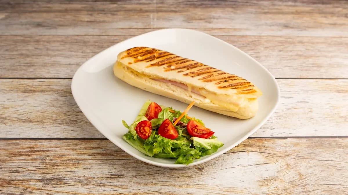 Grillezett téliszalámis-sajtos szendvics salátával és paradicsommal