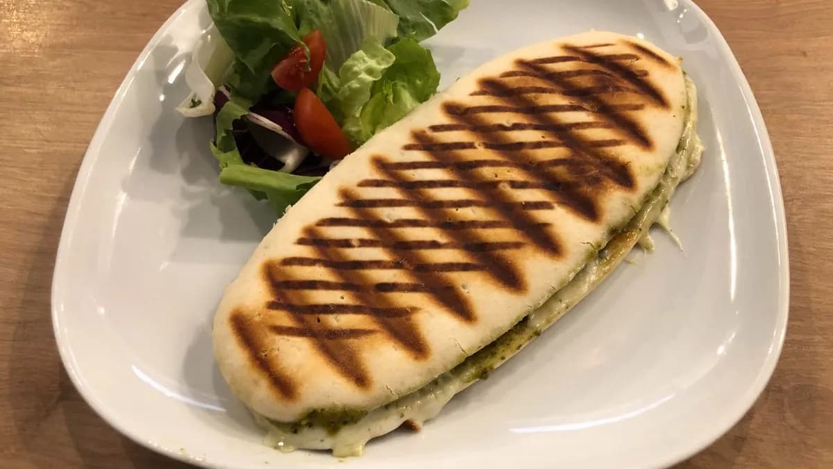 Pestos mozzarellás szendvics