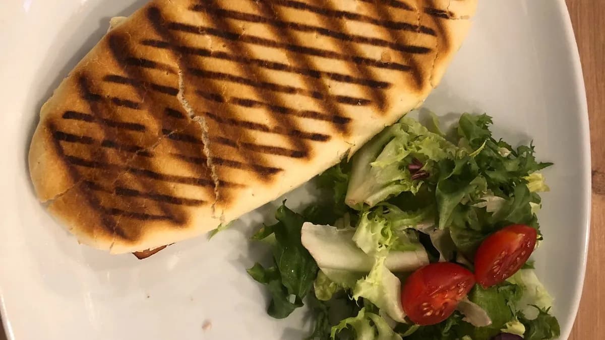 Áfonyás-camembertes panini