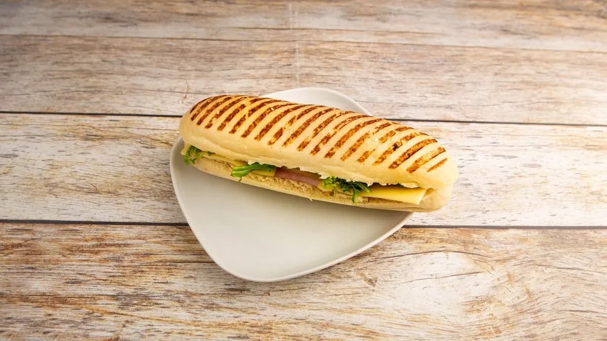 Grillezett sonkás-sajtos szendvics salátával és paradicsommal