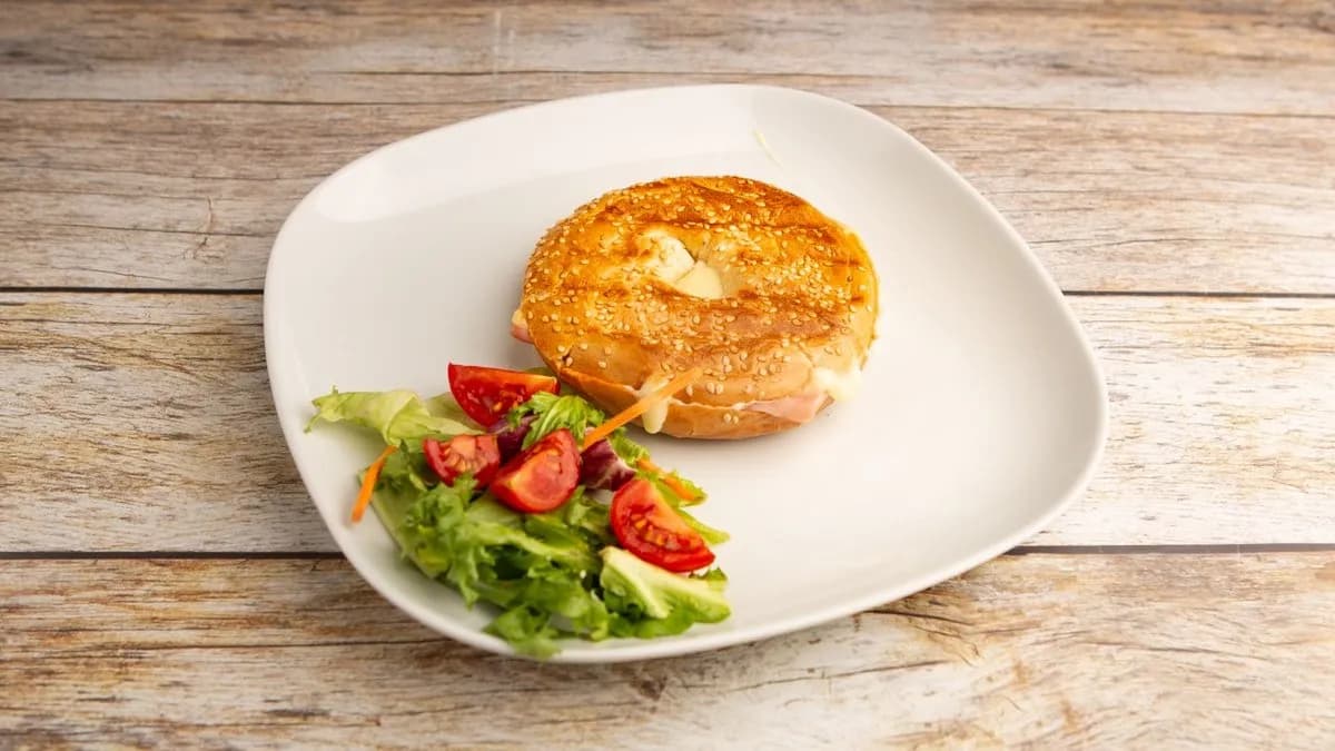 Grillezett mozzarellás paradicsomos szendvics salátával és paradicsommal