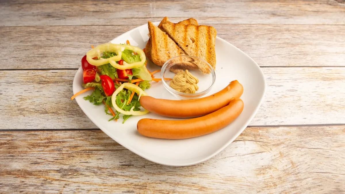 1 pár bécsi virsli salátával, paradicsommal, toast kenyérrel