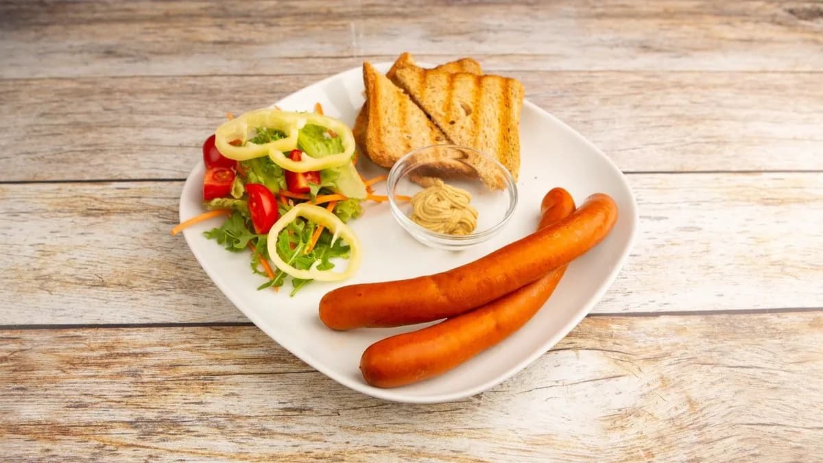 1 pár debreceni salátával, paradicsommal, toast kenyérrel