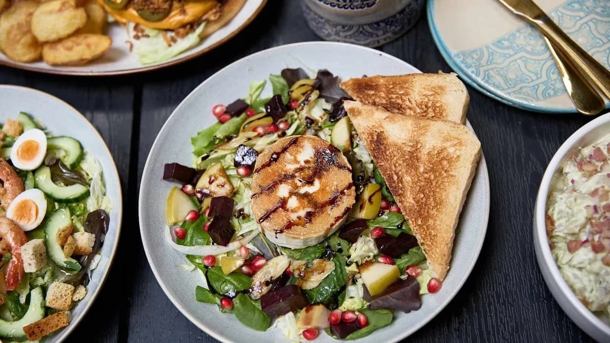 Grillezett kecskesajt saláta