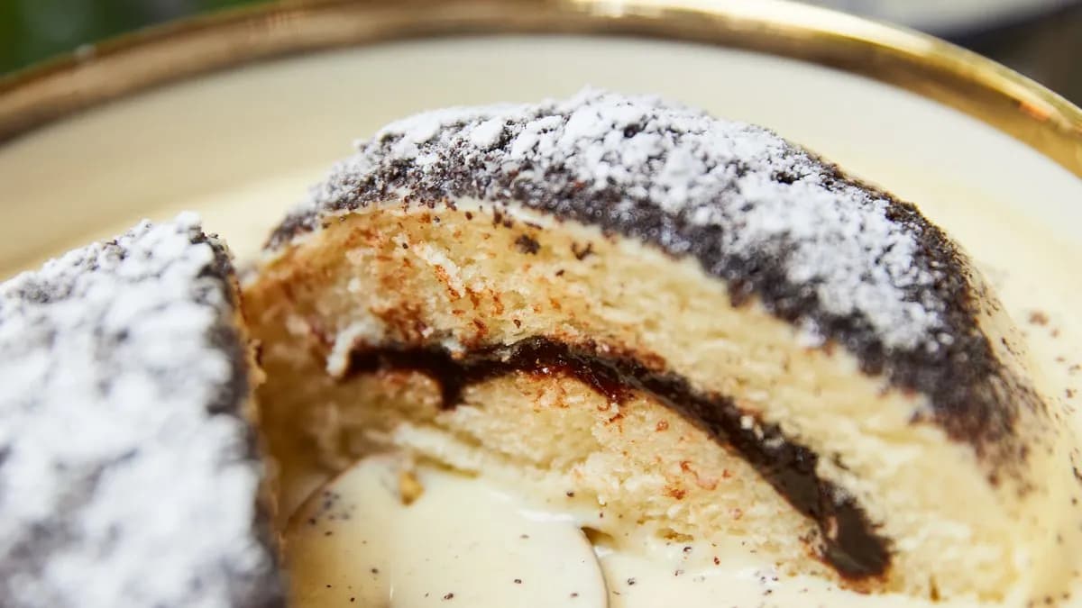 Szilva töltelékkel és cukrozott mákkal