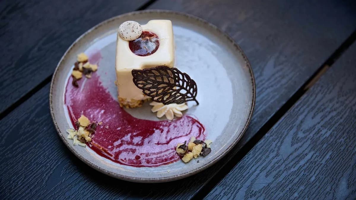 10 szeletes Fehér Magnólia torta 2 napos előrendelésre