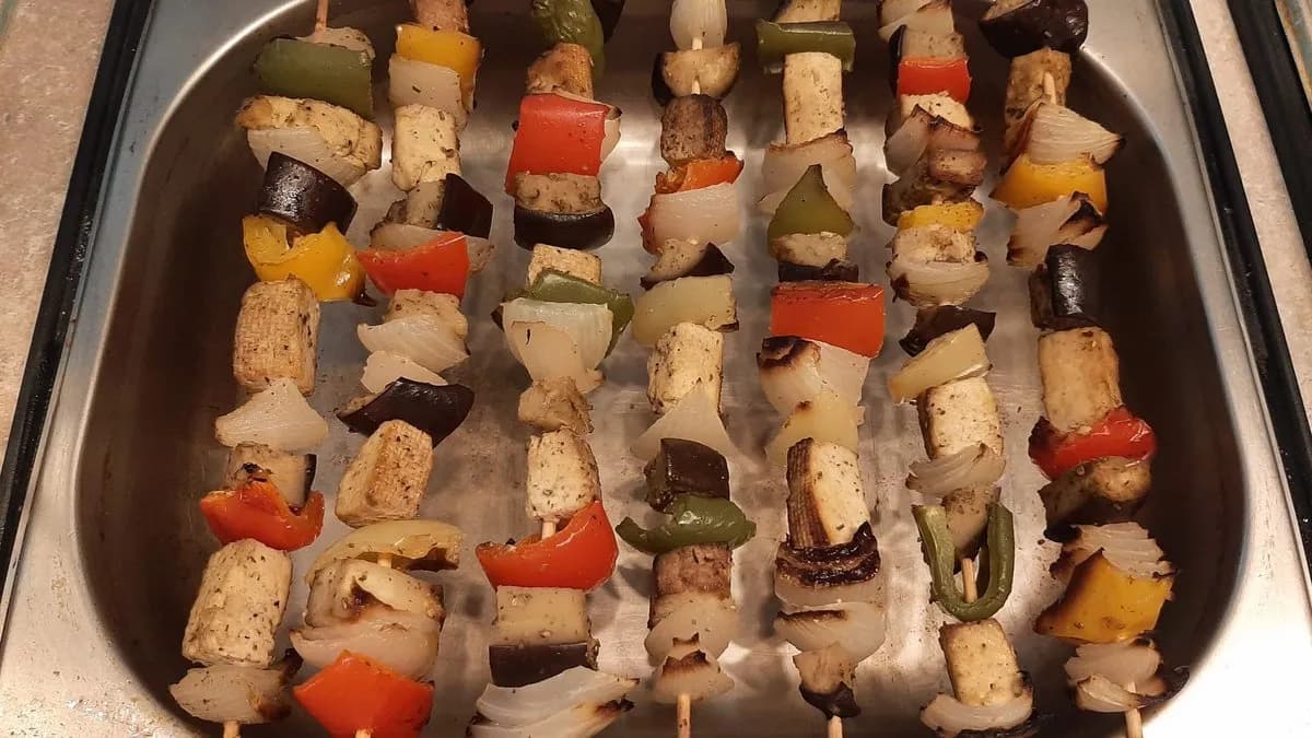 Vegán saslik tepsis burgonyával és tzatzikivel