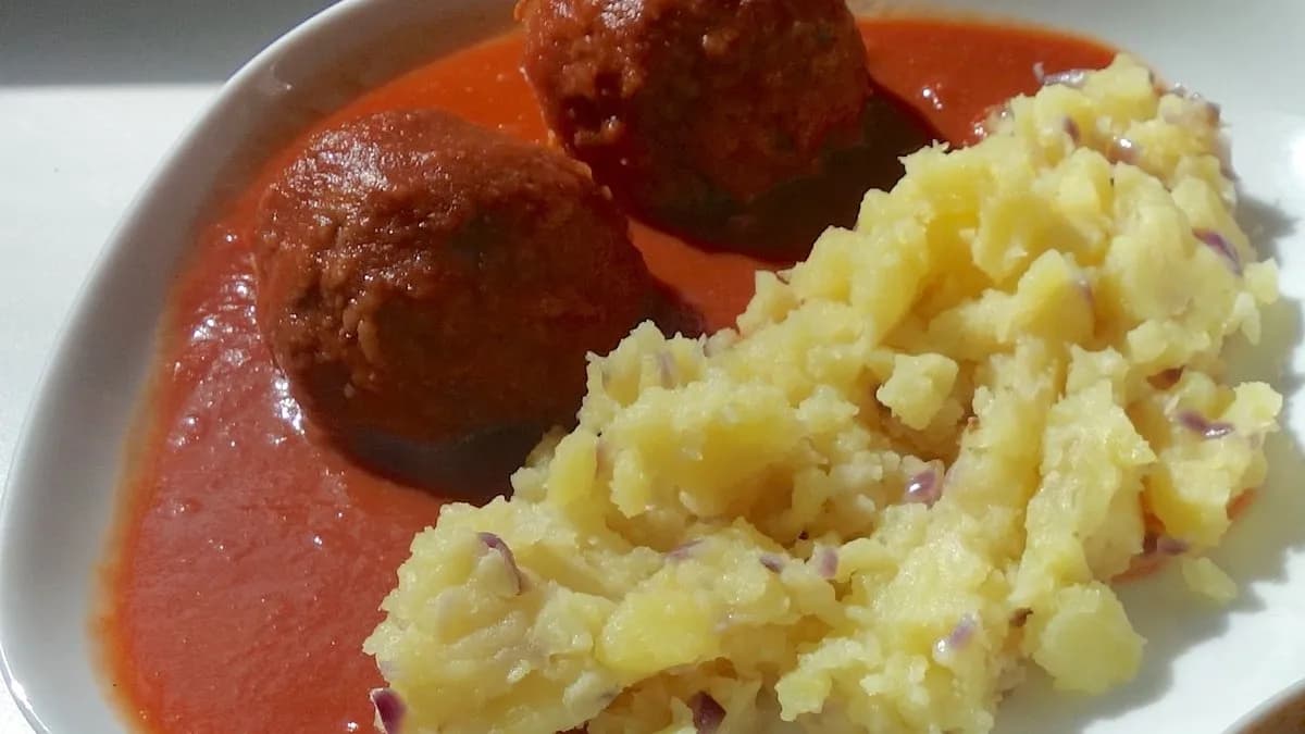 Paradicsomos gombóc hagymás tört burgonyával