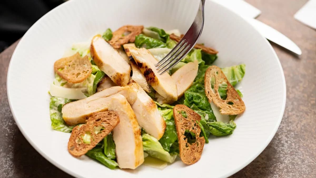 CÉZÁR SALÁTA, CSIRKEMELL