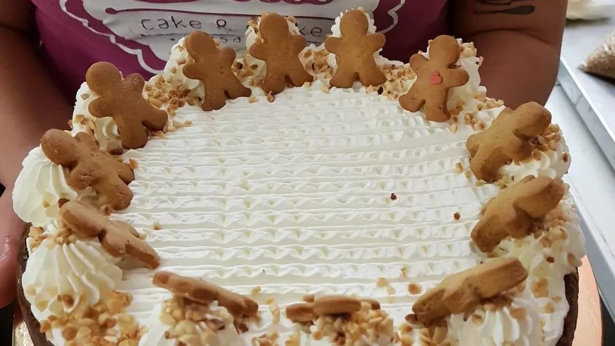 Sajttorta mézeskalács krémmel (14 szeletes)