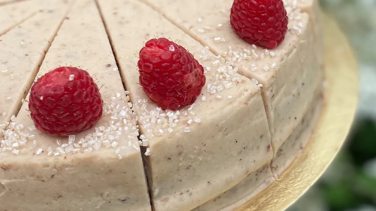 8 szeletes, kis méretű mascarponés glutén- és laktózmentesgesztenyetorta meggyel