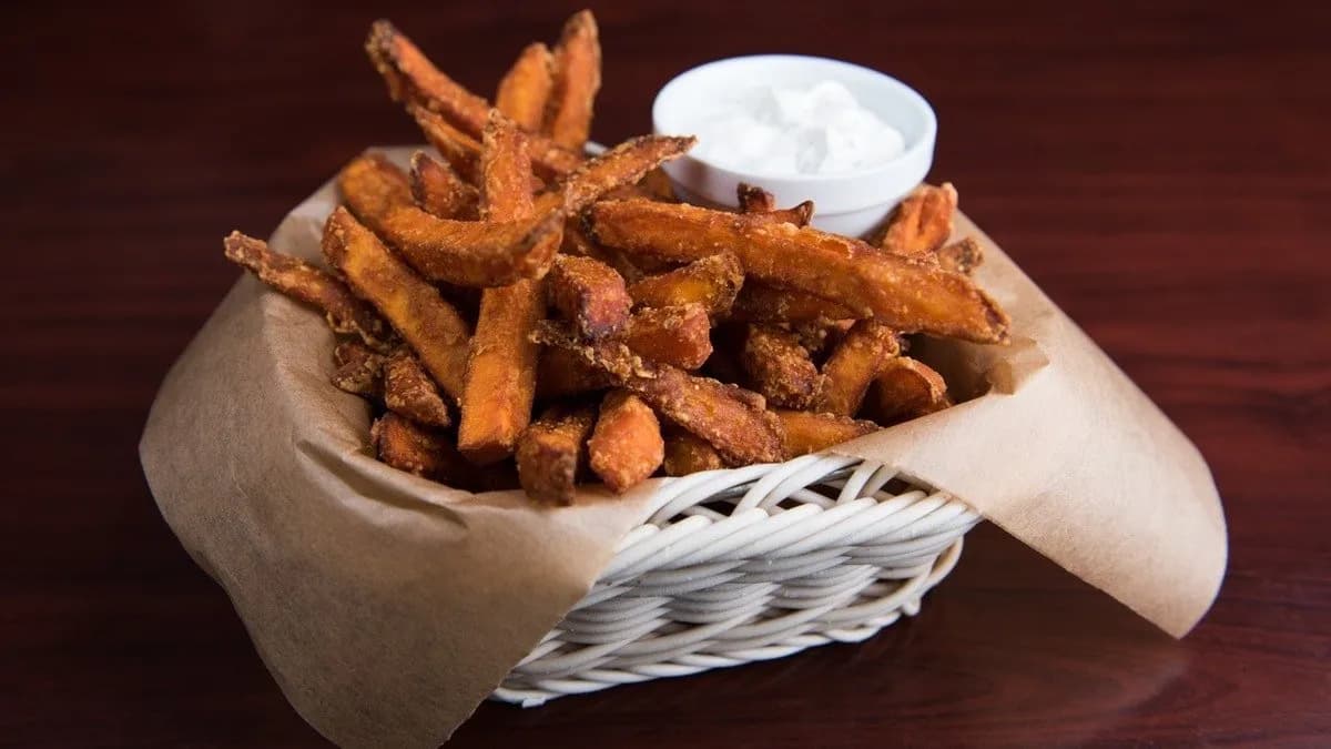 Édesburgonya zöldfűszeres tejföllel