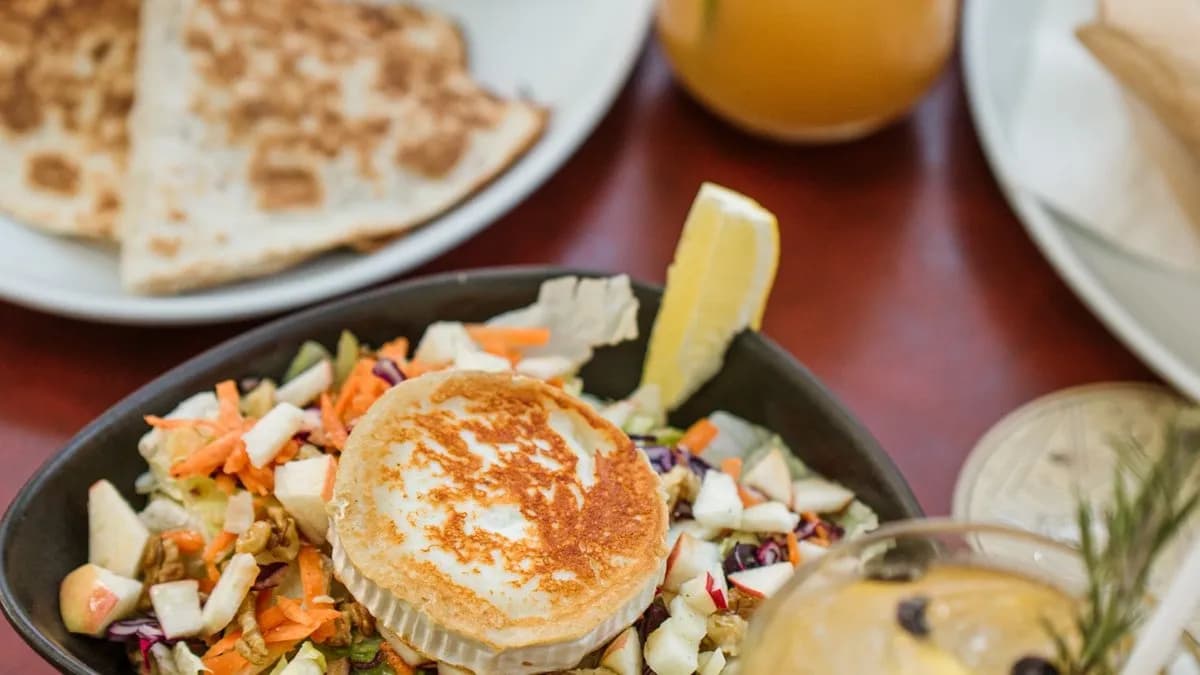 Almás, diós saláta kecskesajtal