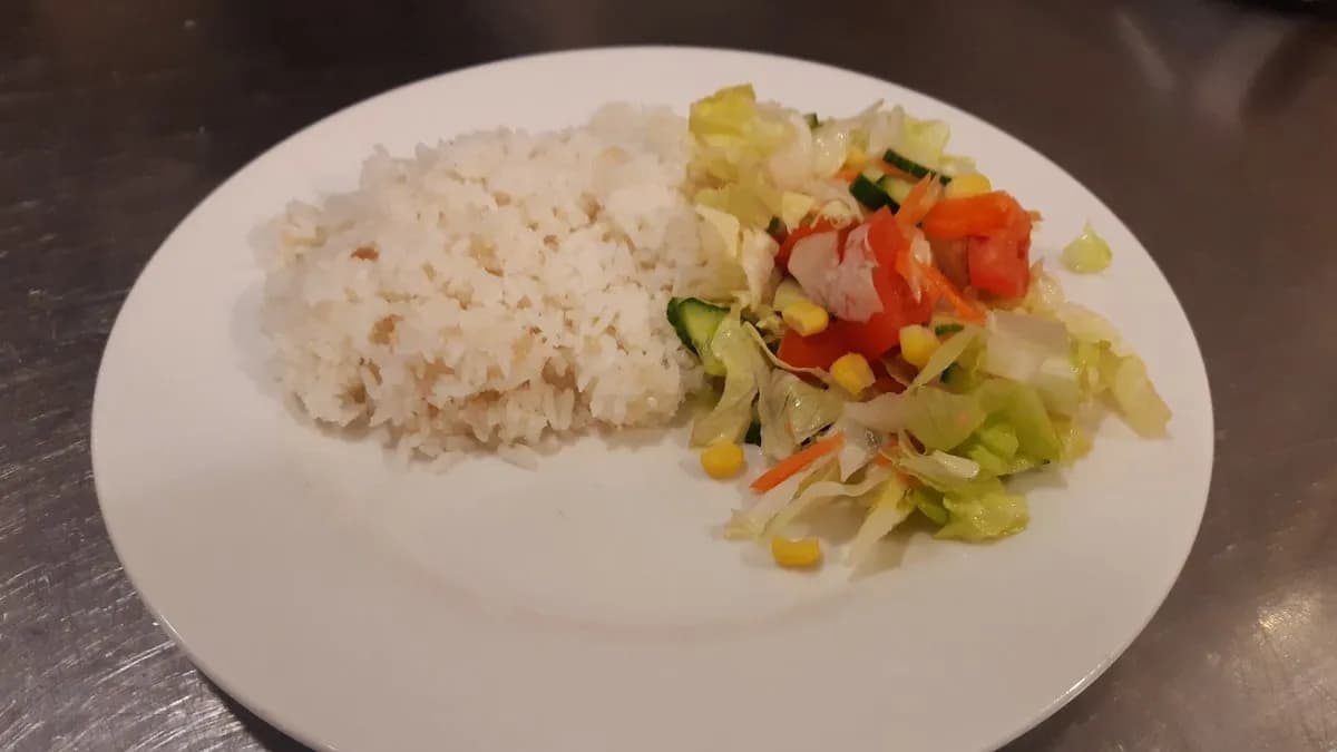 Vegyes köret (Jázmin rizs, Friss vegyes saláta)