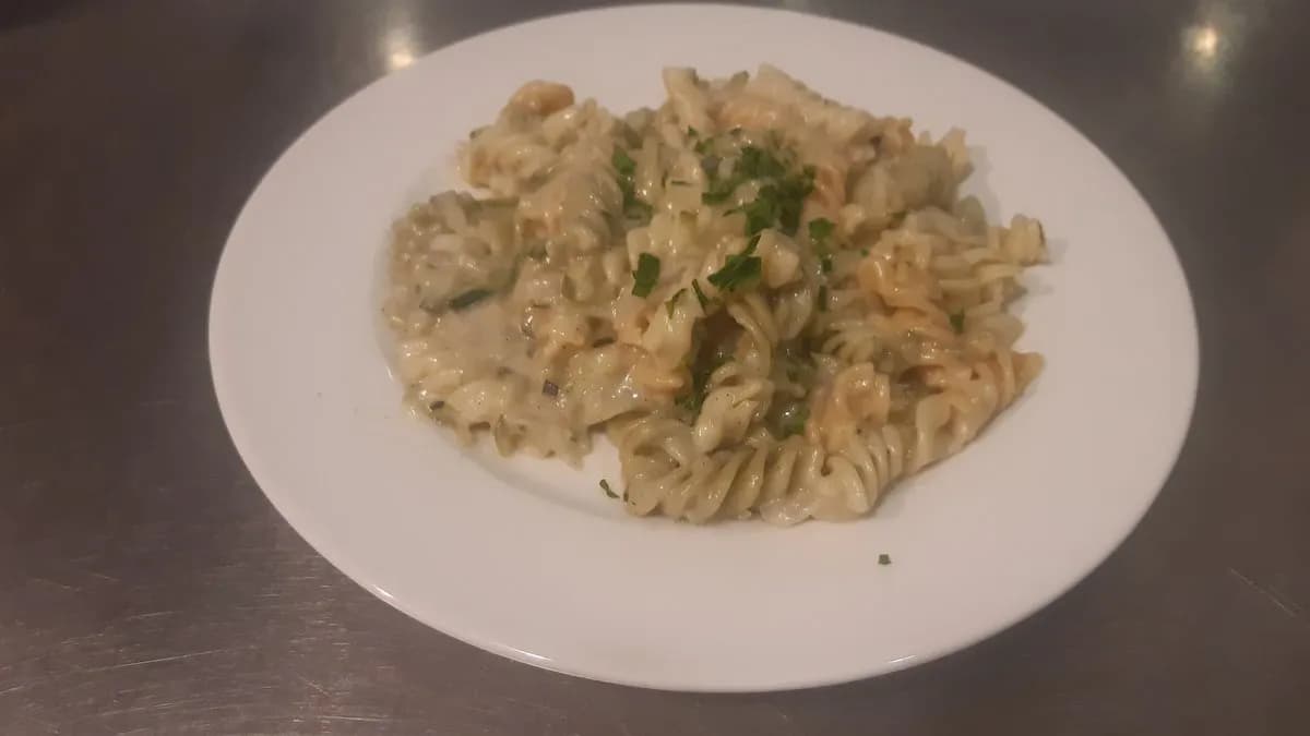 Cukkínis, sonkás farfalle parmezánnal