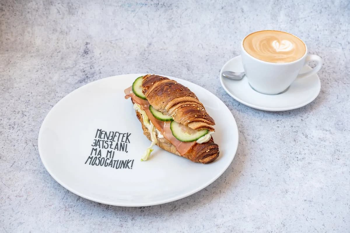 Sonkás croissant kávéval