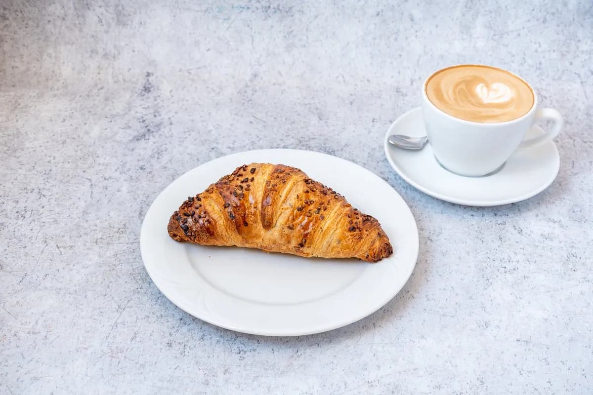 Pisztáciás croissant kávéval