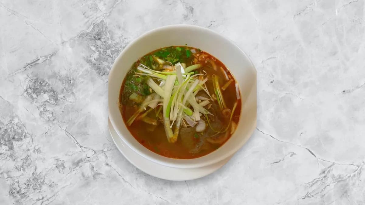 Fűszeres csirke rizstésztával leves