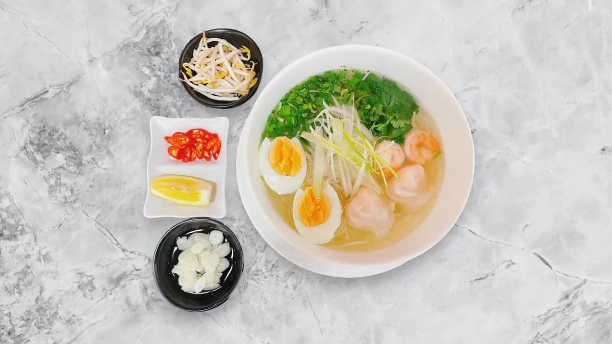 Gőzölt rákkal és tojással rizstészta leves