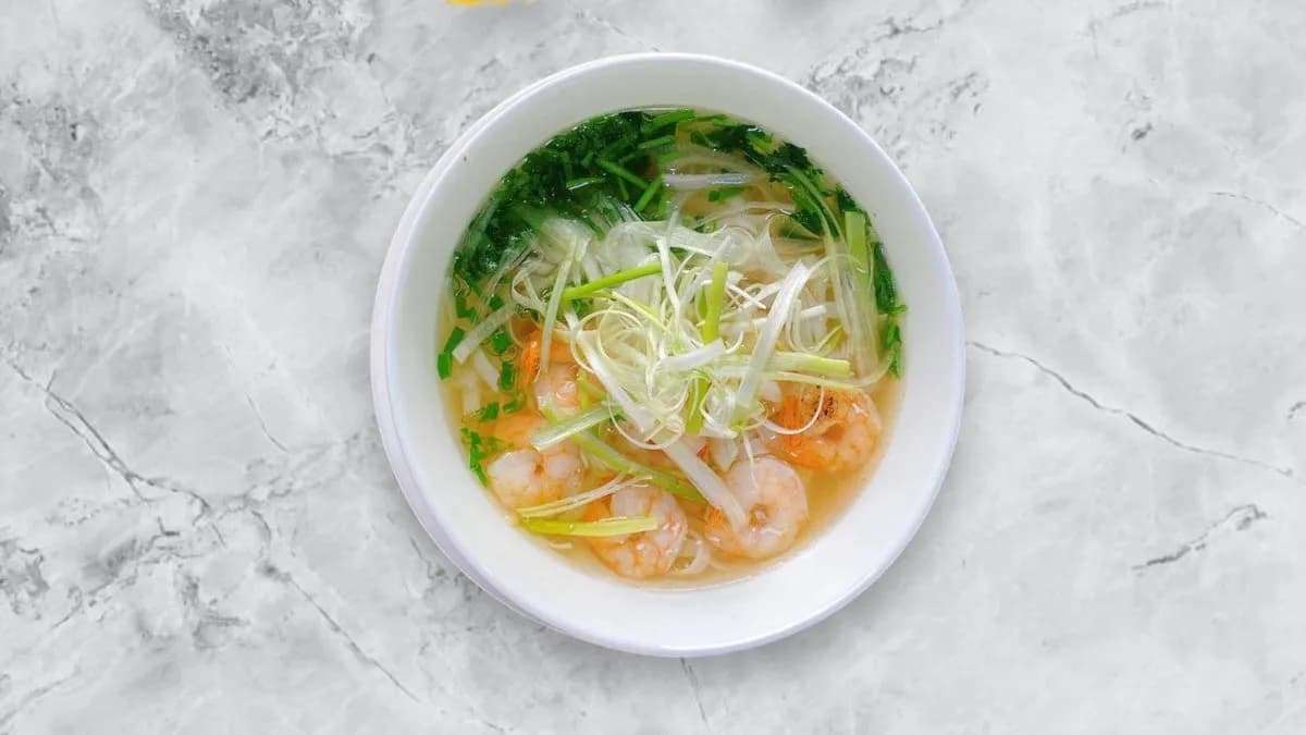 Garnélás rizstésztával leves