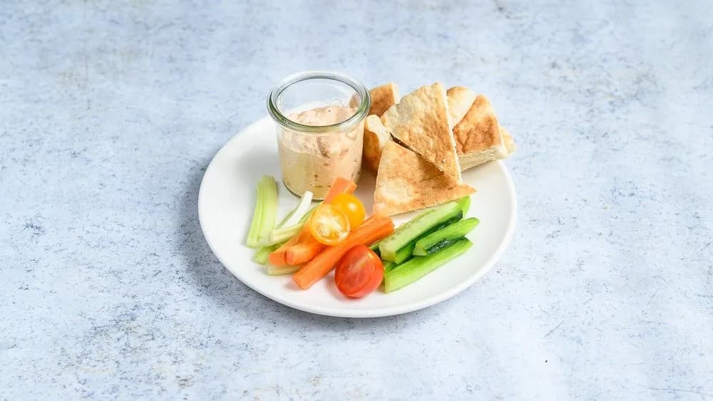 Avokádó krém friss zöldségekkel és pitával