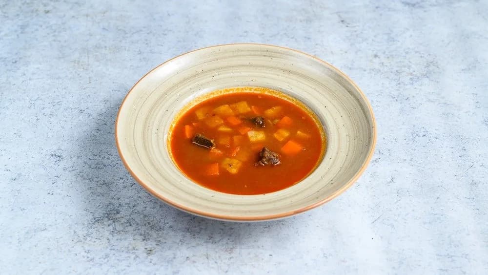 Zöldspárga-krémleves kecskesajttal és paprika olajjal