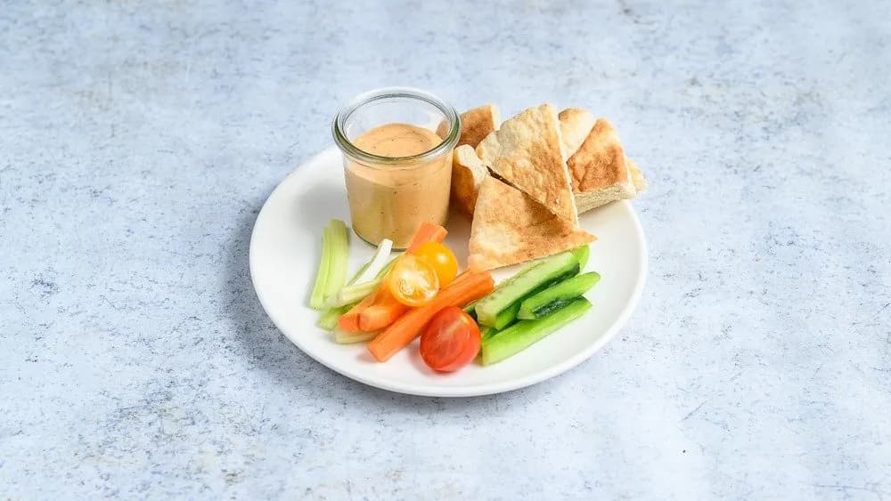 Katalán paradicsomkrém friss zöldséggel és pitával