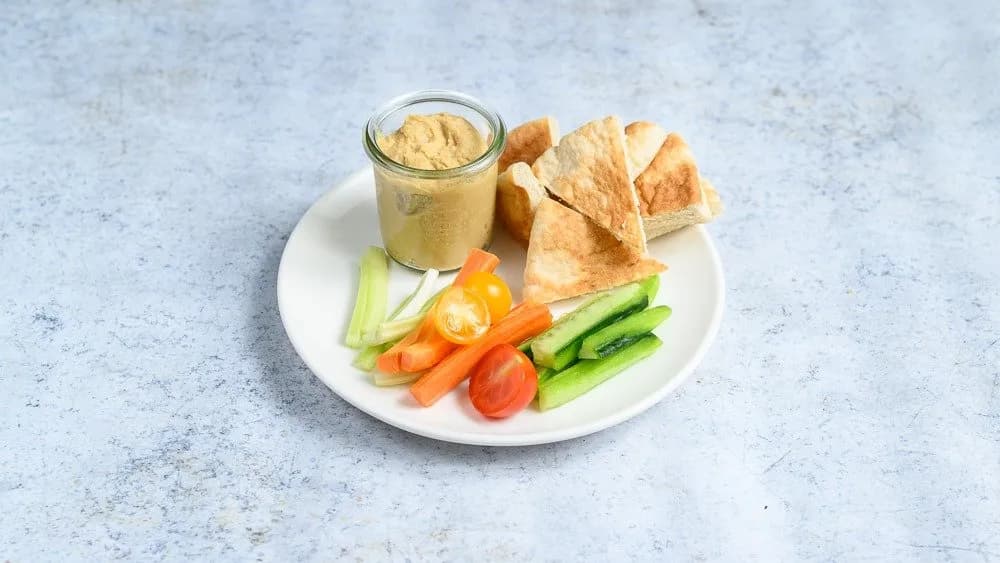 Mediterrán hummusz friss zöldséggel és pitával