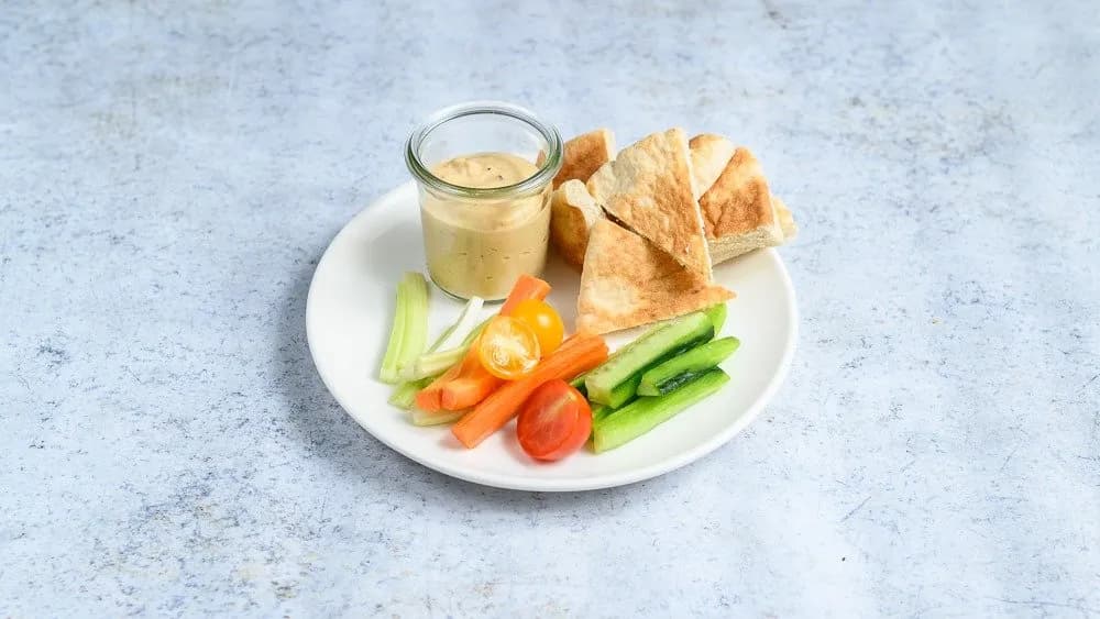 Alföldi padlizsánkrém friss zöldséggel és pitával