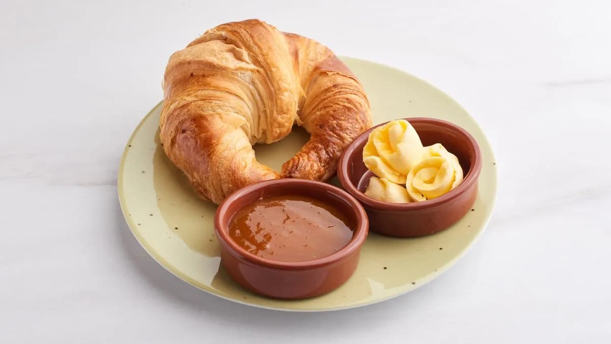 Vajas croissant vajjal és Mayer lekvárral