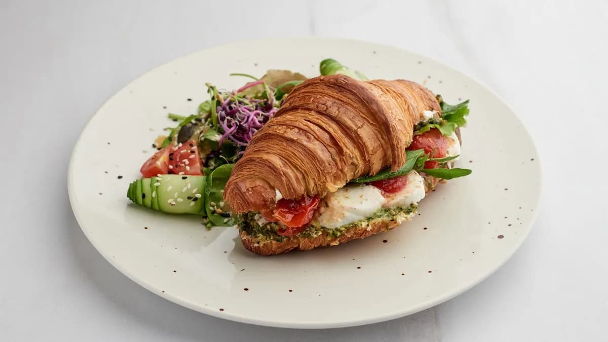 Caprese croissant